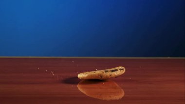 Çoklu Çikolatalı Kurabiyeler Yavaş Çekimde Derin Mavi Arkaplana Karşı Karanlık Yansıtıcı Ahşap Yüzeyde Düşüyor ve Birikiyor