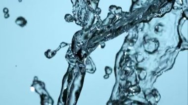 Dinamik Su Akıntıları ve Sıçramalar Yüksek Hızda Açık Açık Mavi Arkaplanda Çarpışıyor Güzel Sıvı Şekiller ve Düşüşler Oluşturuyor