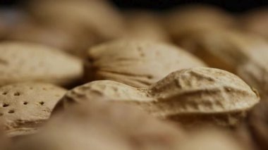 Karışık fındık manzarası. Badem, ceviz ve kabuklu fıstıklar. Evdeki yumuşak, doğal ışıkta bir masada yatıyorlar.