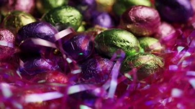 Renkli folyo kaplı Paskalya Yumurtaları Pembe Parlak Tinsel Çimenli Tatil Dekorasyonu İçin