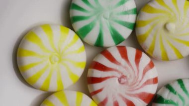 Tatlı Şekerlemeler ve Bayram Muamelesi Dokuları İçin Beyaz Arkaplanda Renkli Nane Şekerlerinin Dönüşümlü Çekimi