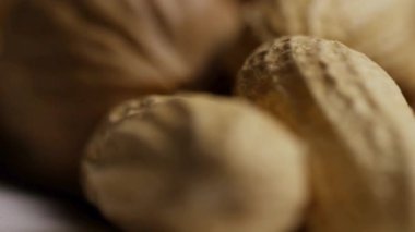 Sağlıklı gıda dokusu ve diyet kavramları için kabukta ceviz ve badem içeren karışık fındık karışımı Macro Panning shot.