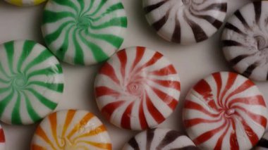 Tatil sezonu için Temiz Beyaz Yüzey Arkaplanında Düzenlenmiş Renkli Karışık Nane Şekerlerinin Üst Kapağı Kapalı Çekimi