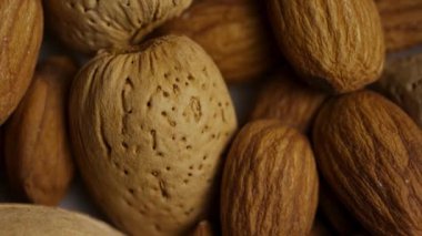 Yüksek Detaylı Makro Görüntü Tüm badem kabuklarının dokulu yüzeyleri Sağlıklı Atıştırmalık Yiyecekler kavramının doğal desenini ve detaylarını gösteriyor