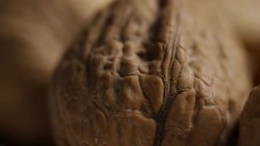 Ceviz kabuğu dokusunun karmaşık çıkıntıları ve doğal desenleri gösteren aşırı makro-soyut görünümü