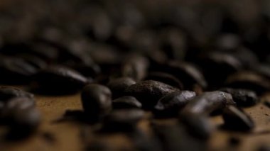 Düşük açılı makrofonlu koyu kavrulmuş arpa arpası taneleri bira yapımında kullanılır.