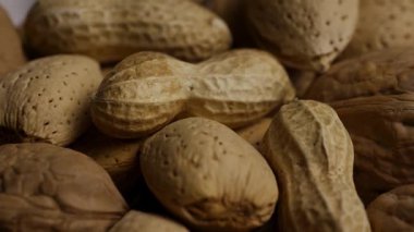 Kabuksuz fıstık ve badem parçalarının üzerine zengin desenli görüntüler yakın çekim.