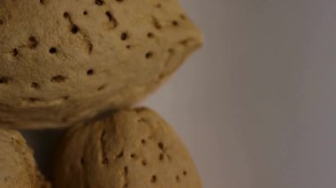Ekstrem makro badem kabuğu dokusunu kapatın. Detayları ve gözenekleri gösterin. Sağlıklı organik fındık yiyeceği içeriği arka planda.