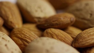 Kabuklu ve kabuklu çekirdekli karışık çiğ badem ve sağlıklı organik yiyecek odaklı çekimleri kapat.