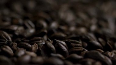 Koyu kavrulmuş arpa arpası tanelerini mayalamak için kapatıyoruz. Biralar da tarımsal malzeme dokusu için.