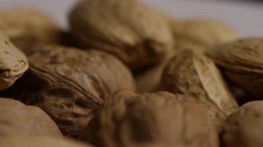 Cevizli badem ve fıstık da dahil olmak üzere kabuklu fındıklar sağlıklı çerezleri, doğal yiyecekleri, dönüşümlü olarak kapatıyorlar.