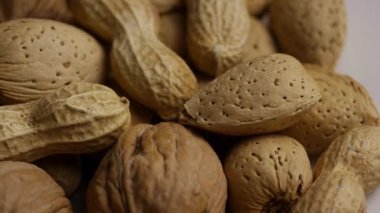 Ceviz, badem ve fıstık da dahil olmak üzere kabuklu fındıklar sağlıklı atıştırmalıklar, doğal protein kaynağını kapatıyorlar.