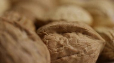 Kırışık desenli ceviz kabuklarından makro kaplama. Doğal kahverengi arka plan. Sağlıklı fındık çerezi.