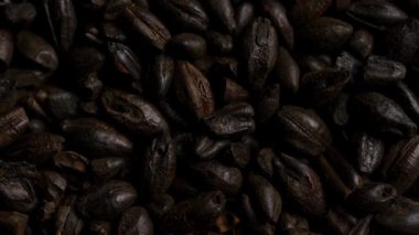 Koyu kavrulmuş siyah arpa arpası tanecikleri. Şişman ya da hamallı bira. Dönen makro çekimler.