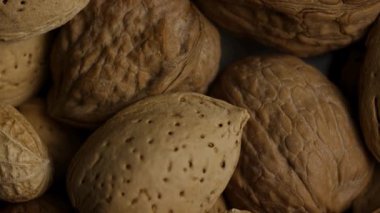 Makro, ceviz, badem ve kabuklu fıstık da dahil olmak üzere karışık fındıklara yakından bak. Arka planda sağlıklı atıştırmalıklar, organik yiyecekler.