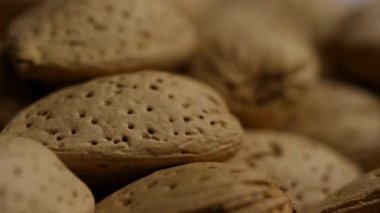 Gözenekli delikleri ve kaba organik kahverengi desenli besin arkaplan ve doku çekimi için badem kabuğu yüzey dokusunun aşırı derecede yakın detayı