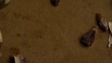 Bira üretimi, gıda endüstrisi kavramı ve tarım için kahverengi yüzeye saçılmış koyu kavrulmuş çikolatalı arpa tanelerinin makro genel görünümü