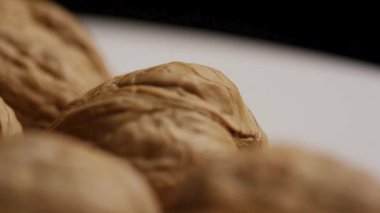 Detaylı çıkıntıları ve doğal sert dokuyu gösteren ceviz kabuklarının makro takip çekimini çok yakından çek.