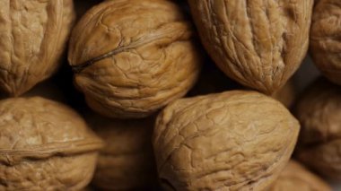 Karmaşık doğal desenleri ve soyut arkaplan dokusu için ideal detayları gösteren bir yığın içinde desenli ceviz kabuklarının uç makrosu.