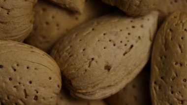 Ekstrem makro yakın çekim, doğal organik besin detaylarını gösteren badem kabuklarının dokulu yüzeylerini gösteriyor.
