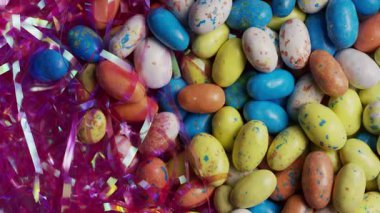 Renkli Tatlı Benekli Paskalya Yumurtalarının Üstten Görünüşü Parlak Pembe Tatil ve Parti Dekorasyonu Konsepti ile Karıştırılmış