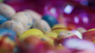 Tatil Kutlama Arkaplanı Konsepti İçin Sığ Alan Derinliğinde Pembe Tinsel ile süslenmiş Benekli Tatlı Paskalya Yumurtalarının Macro Çekimi