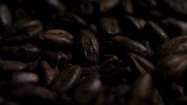 Siyah malt arpa taneciklerinin aşırı makro görüntüsü koyu bira stilleri için dönüyor. Şişman ve kapıcı bira ve alkol üretimi kavramları gibi.