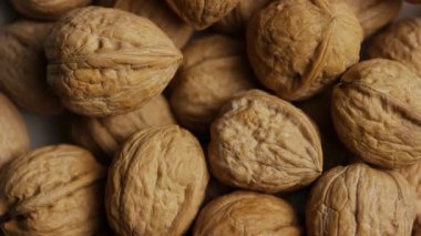 Sağlıklı beslenme geçmişi ve vejetaryen diyeti için çerçeveyi dolduran kabuklu cevizleri tepeden tırnağa kapatın.