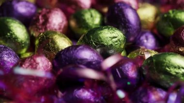 Renkli folyo yığını. Paskalya yumurtaları. Bahar tatili kutlamaları ve parti geçmişi için pembe süslemeli.