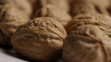 Tüm cevizleri kabuklarla kaplayan makro, sağlıklı beyin yiyeceği ve beslenme kavramları için kaba dokuyu yavaş yavaş vurguluyor.