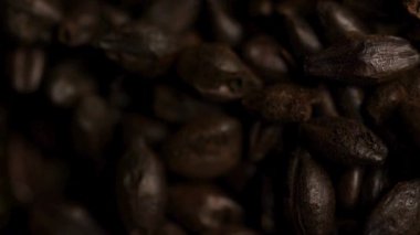 Siyah kavrulmuş arpa tanelerini yakın çekim makrosu koyu bira stilleri için. Şişman ve kapıcı üretim kavramları için.