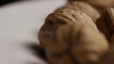 Beyaz yüzeyde kabuklu ceviz çizgisi. Sağlıklı besin ve beyin sağlığına odaklı.