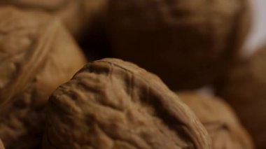 Ceviz kabuklarının aşırı yakın çekim şekli karmaşık buruşuk dokuyu ve doğal kahverengi rengi sağlıklı beyin gıdası diyet malzemelerini gösteriyor.