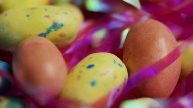 Benekli paskalya yumurtalarını kapayın. Pembe süslemelerle karıştırın. Bayram ziyafeti çekin.