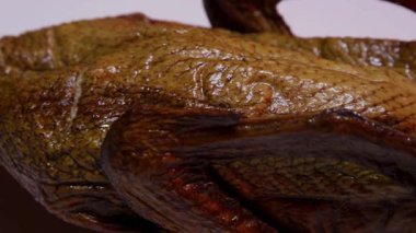 Ekstrem yakın çekim makro çekim Tüm kızarmış ördek derisi Altın çıtır doku ve yağ göstermektedir
