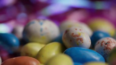 Paskalya kutlaması için renkli benekli çikolata yumurtalarına aşırı yakın plan ve bulanık arka plan ve neşeli tatil atmosferiyle