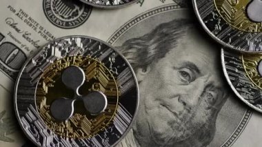 Kripto para birimi temalı paralar, dijital finans yatırımını ve yavaş kamera hareketli modern ekonomik kavramları sembolize eden ABD doları banknotlarına yerleştirildi