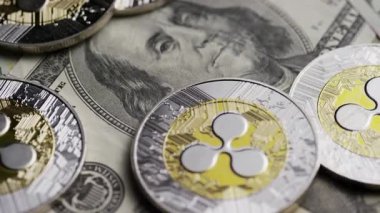 Metalik kripto para birimlerinin makro görünümü kağıt para birimine saçılmış dijital ve geleneksel para arasındaki karşıtlığı vurguluyor