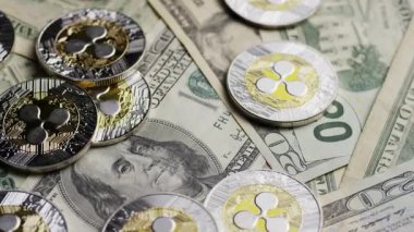 Kağıt para birimine saçılmış dijital paraları kapat modern finans kripto yatırımı ve geleneksel para karşıtlığının görsel metaforunu oluştur