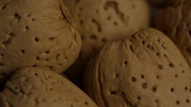 Doğal gıda dokusunu, organik besinleri ve topraksı tarım ürünlerinin detaylarını vurgulamak için sıkıca düzenlenmiş kabuklu bademlerin Macro çekimi devam ediyor.