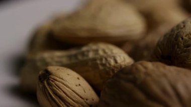 Doğal besin dokularını ve kırsal sağlıklı abur cubur kavramını vurgulayan kabuklu badem kabuklarının sinematik sığ alan görüşü