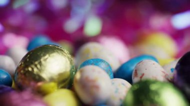 Renkli şekerleme yumurtalarının sığ odak makro görüntüsü eğlenceli yemek arkaplanı kompozisyonu oluşturur.