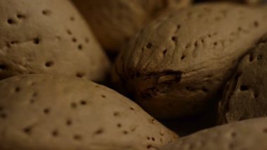Badem kabuklarının, doğal doku kahverengi tonlarını ve organik besin yüzeyi detaylarını gösteren makro yakın çekim.