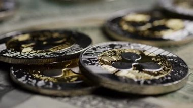 Kağıt para birimine istiflenmiş kripto para dijital finans yatırımını sembolize eder.