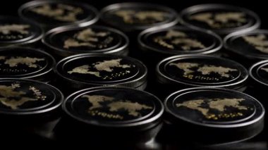 Karanlık dramatik ayara dizilmiş çoklu kripto para birimleri