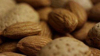 Badem ve fındık doğal besin bileşimine karıştırılmış.