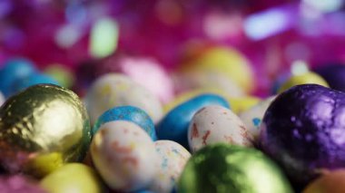 Kutlama ortamında renkli şekerli çikolata yumurtaları.