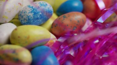 Şenlik düzeninde renkli çikolata kaplı çikolatalar