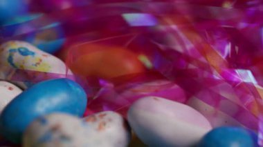 Renkli boyalı Paskalya yumurtaları canlı ışıklandırma ve sığ alan derinliği ile birlikte yakın sıralanmış.