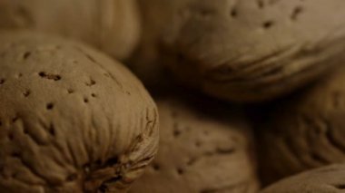 Badem kabuklarının aşırı yakınlaşması doğal desenli gıda arkaplanı oluşturur.